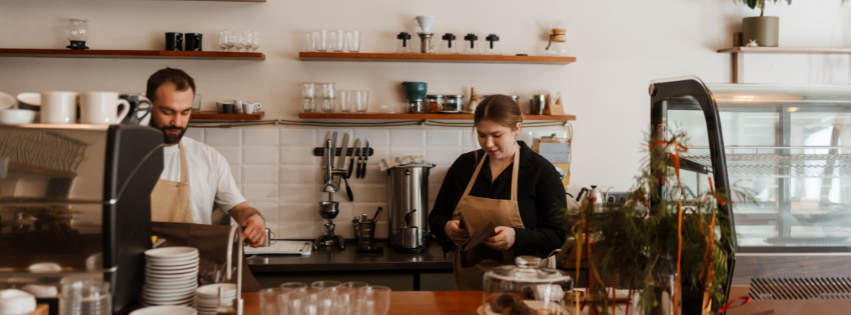 Ellos son Martín y Florencia. Tuestan café.